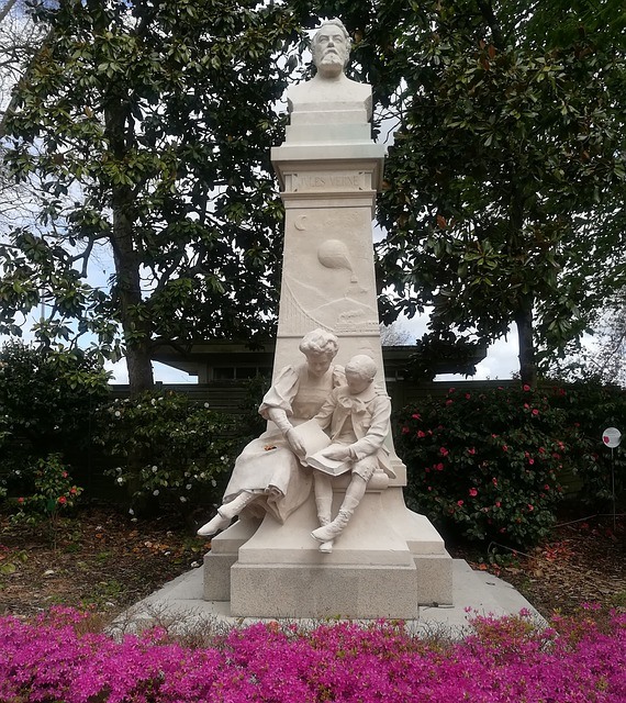 Jules-Verne statue with mother reading to small son