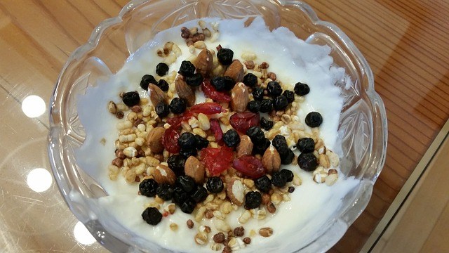 Yoghurt snack with raisins